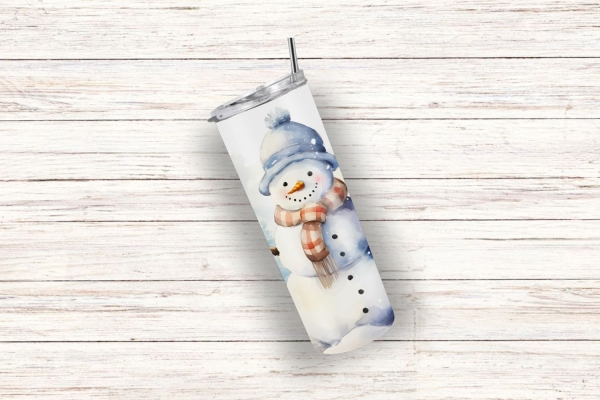 Thermobecher mit Schneemann-Design, blauer Mütze und Schal, auf hellem Holzhintergrund. Perfekt für heiße oder kalte Getränke.